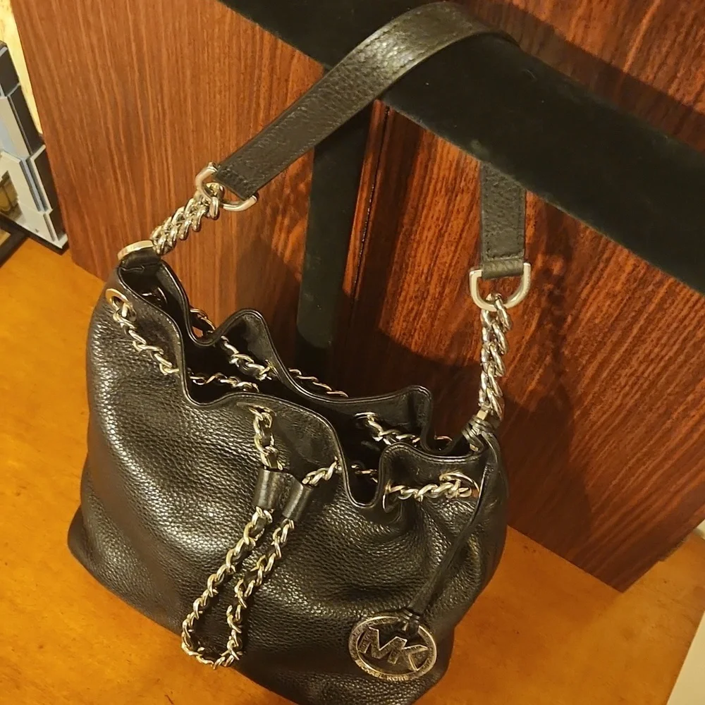 Beautiful Michael Kors Purse - Picture 4 of 8